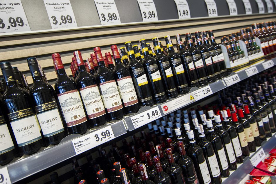 Parduotuvėse galima lengvai rasti nupiginto alkoholio (specialus reportažas)