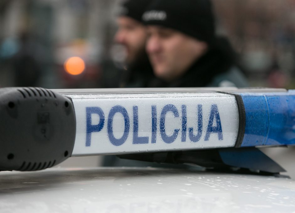 Įsisiautėjusi moteris įkando policininkui