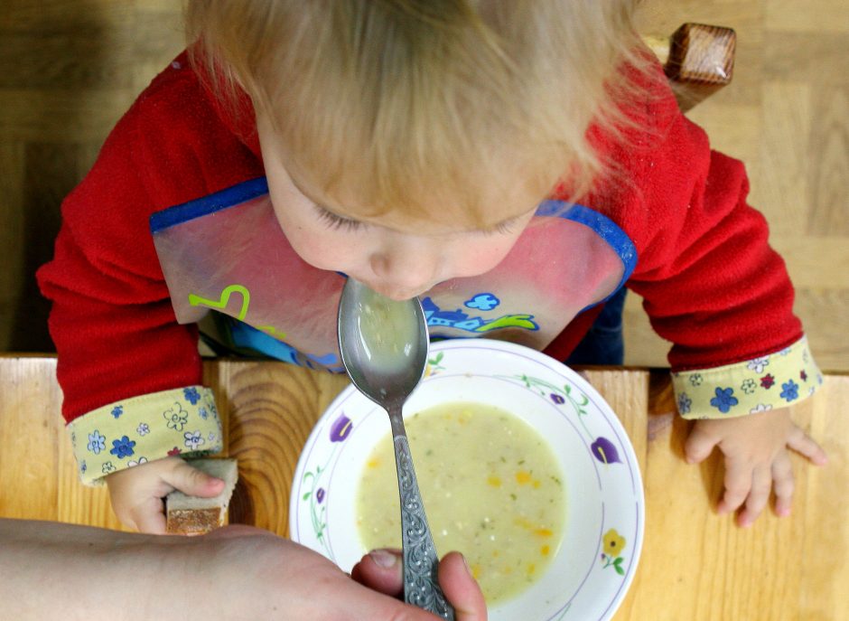 Šokiruojantis tyrimas: koks maistas pasiekia vaikų darželius?