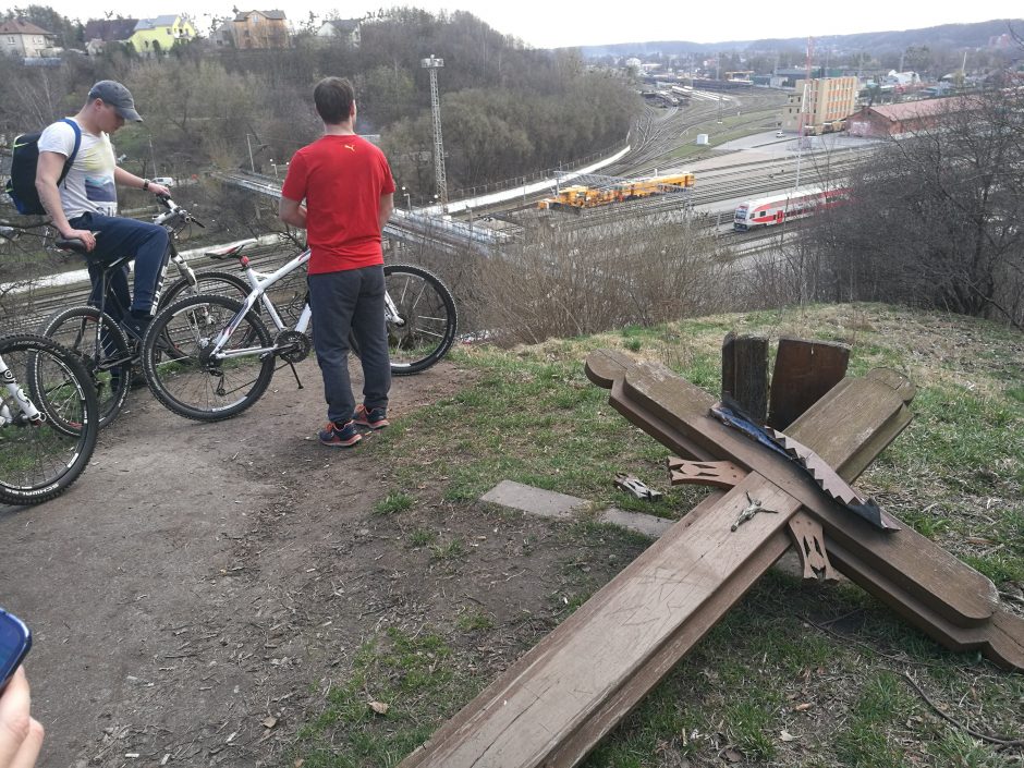 Kauniečius šokiravo nuvirtęs tremtinių kryžius