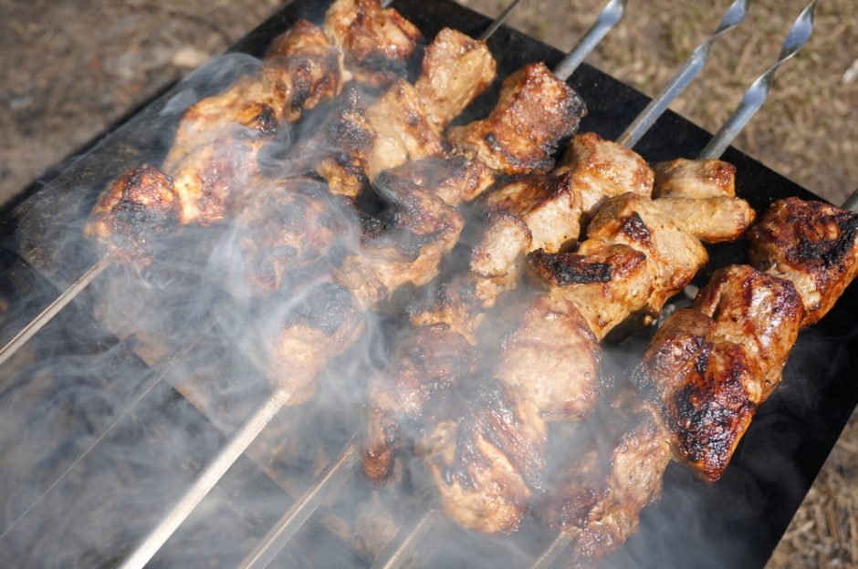 Šašlykų sugalvojo išsikepti daugiabučio balkone