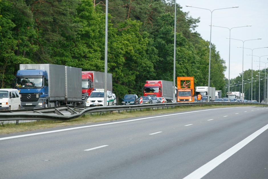 Autostradoje susidūrė vilkikas ir „Mazda“:  žuvo jaunas vyras