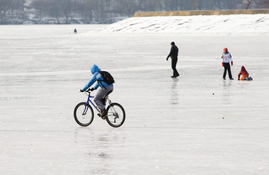 Žiemos pramogos ant ledo – ne tik su pačiūžomis, bet ir dviračiais