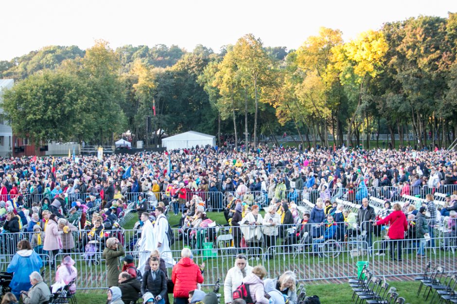 Minios žmonių suplūdo į Santaką, atvyko popiežius Pranciškus