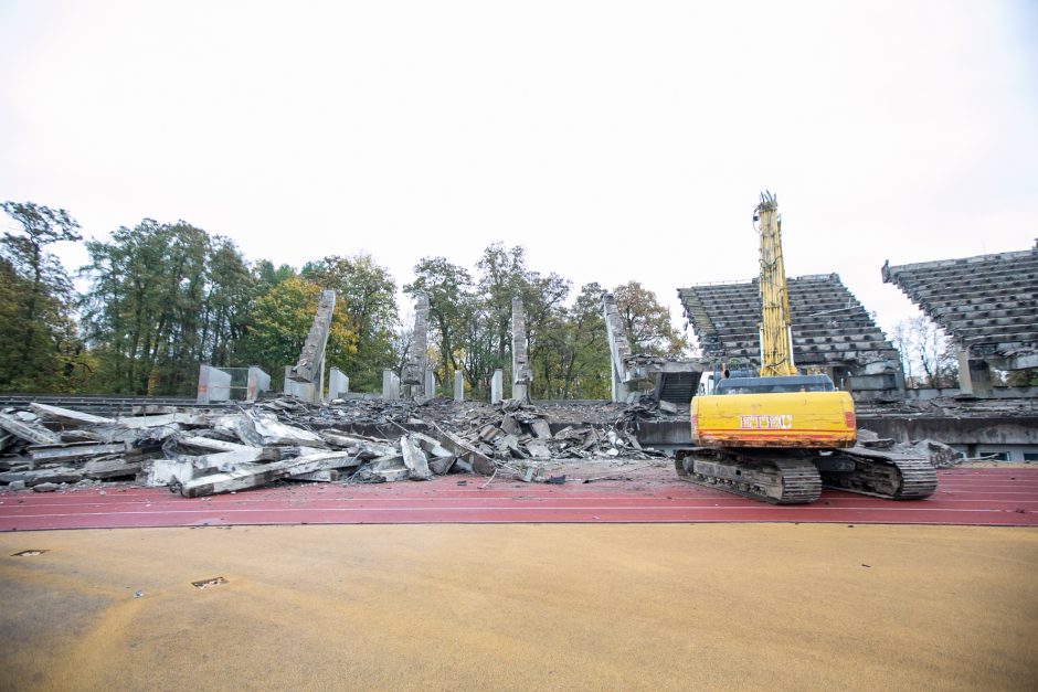 Sunkioji technika jau stadione – pradėtos griauti tribūnos