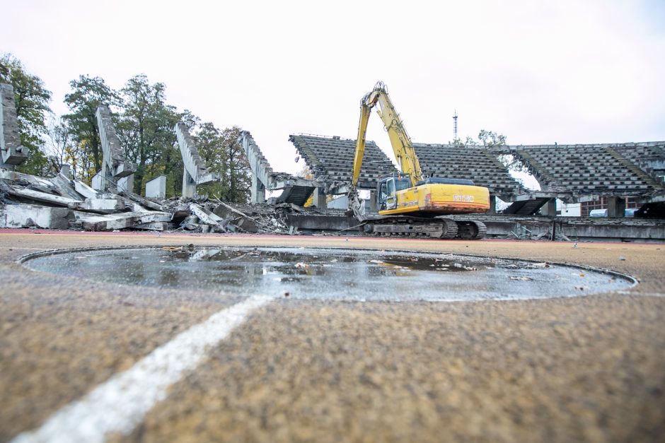 Sunkioji technika jau stadione – pradėtos griauti tribūnos