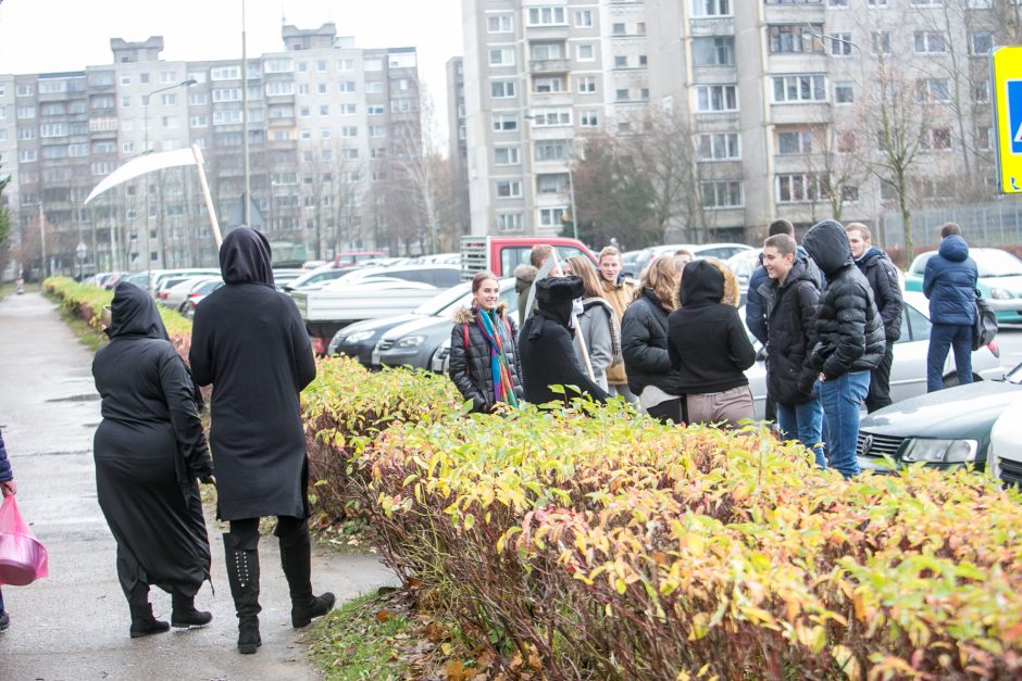 Šilainiuose – neeilinė akcija: moksleiviams apie rūkymo žalą priminė trys giltinės