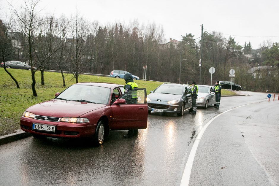 Drausmingiems vairuotojams – pareigūnų sveikinimai, nusižengėlių neužfiksuota