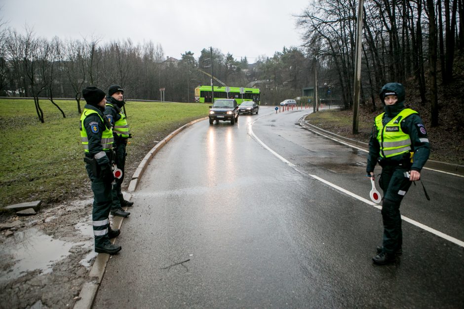 Drausmingiems vairuotojams – pareigūnų sveikinimai, nusižengėlių neužfiksuota