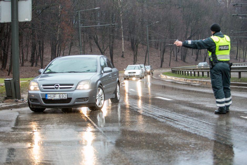 Drausmingiems vairuotojams – pareigūnų sveikinimai, nusižengėlių neužfiksuota