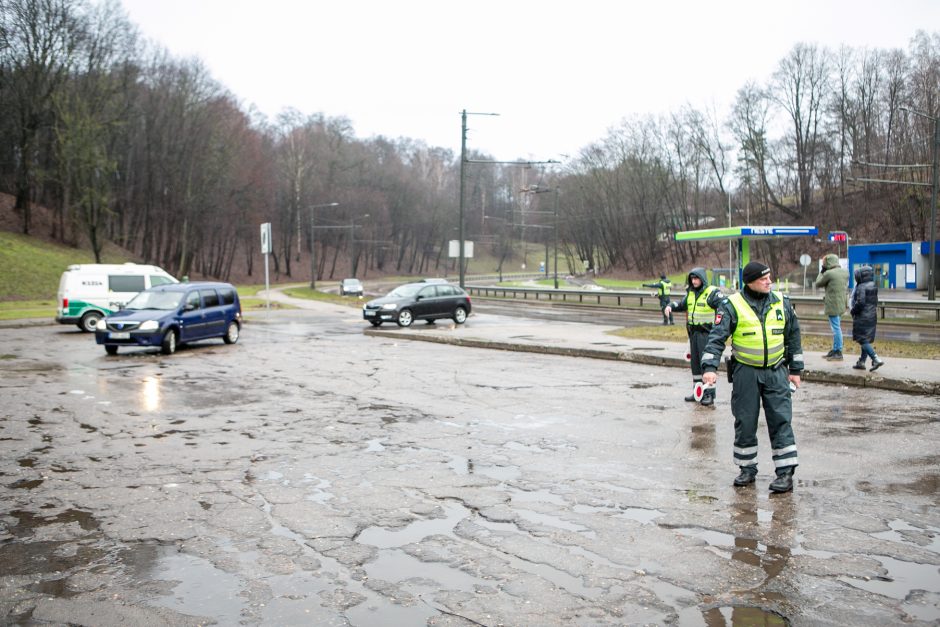 Drausmingiems vairuotojams – pareigūnų sveikinimai, nusižengėlių neužfiksuota