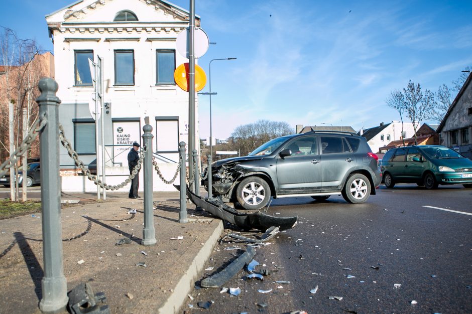 Avarija Kauno centre: susidūrė trys automobiliai, yra nukentėjusių