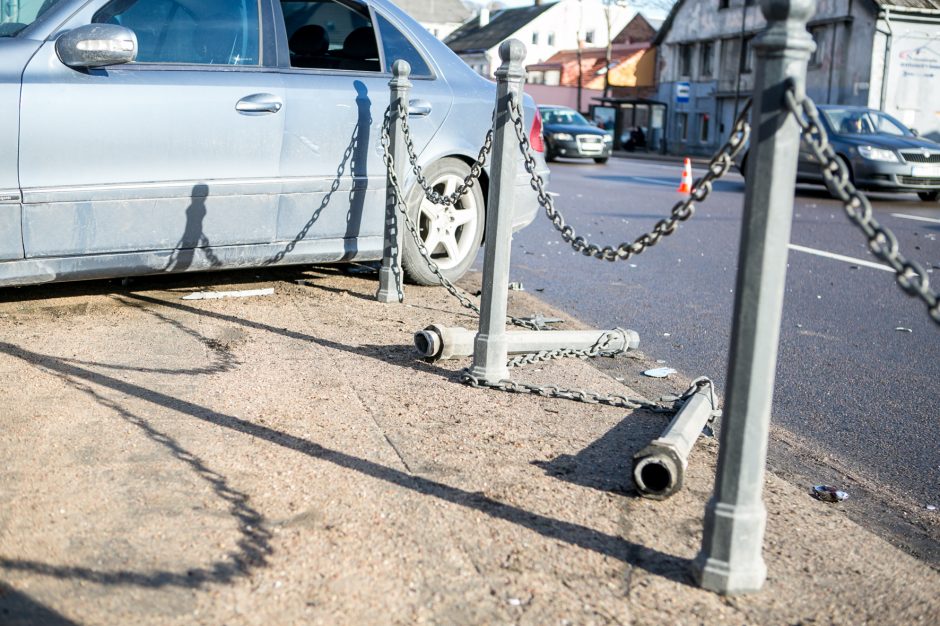 Avarija Kauno centre: susidūrė trys automobiliai, yra nukentėjusių