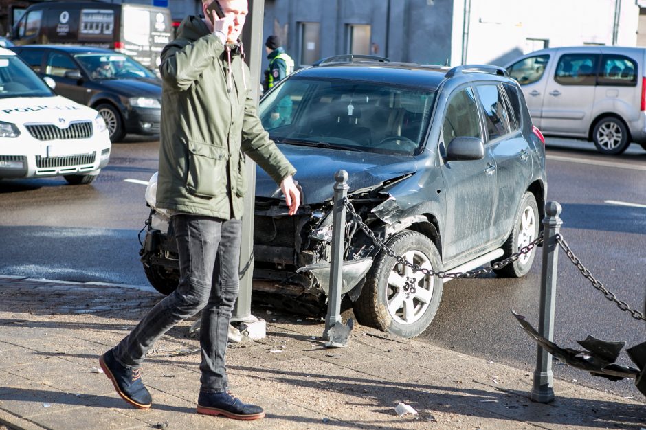 Avarija Kauno centre: susidūrė trys automobiliai, yra nukentėjusių