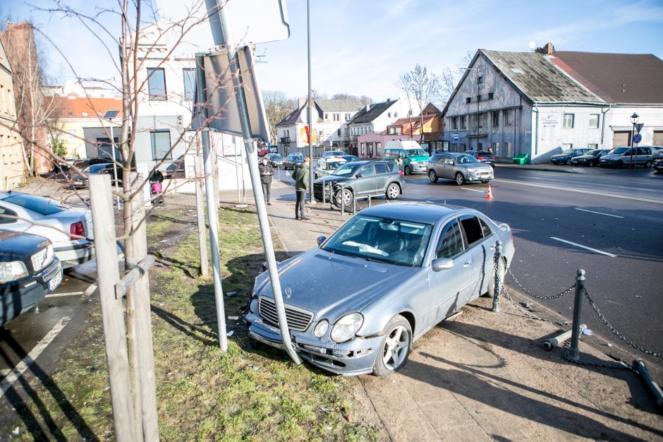 Avarija Kauno centre: susidūrė trys automobiliai, yra nukentėjusių