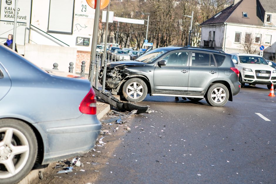 Avarija Kauno centre: susidūrė trys automobiliai, yra nukentėjusių