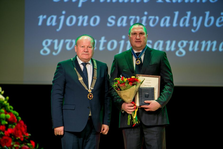 Raudondvaryje įteikti Kauno rajono garbės ženklai