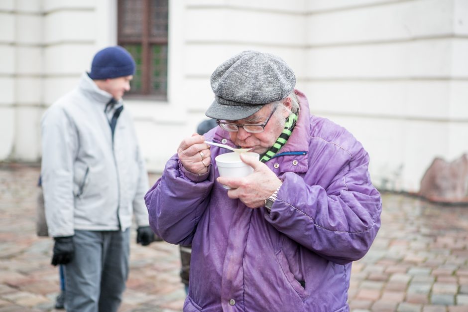 Žmonių gerumas kvepia žirniene: kartu su skurstančiais – prezidentė ir vyskupas