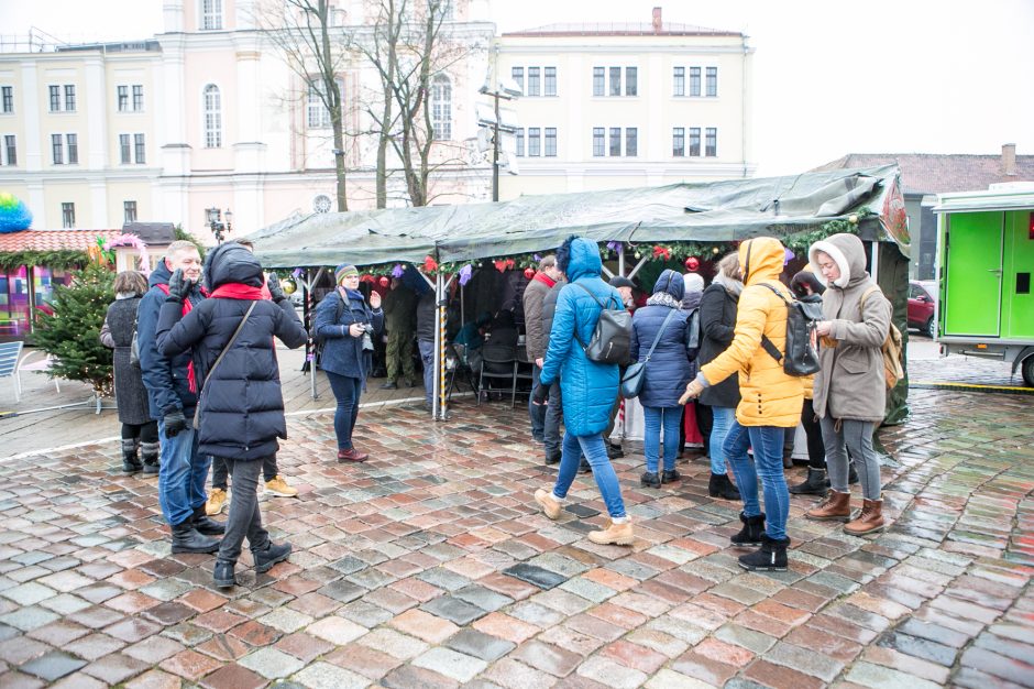 Žmonių gerumas kvepia žirniene: kartu su skurstančiais – prezidentė ir vyskupas