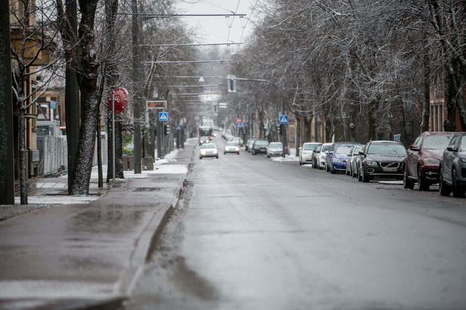 Sekmadienį Kauną nuklojo sniegas