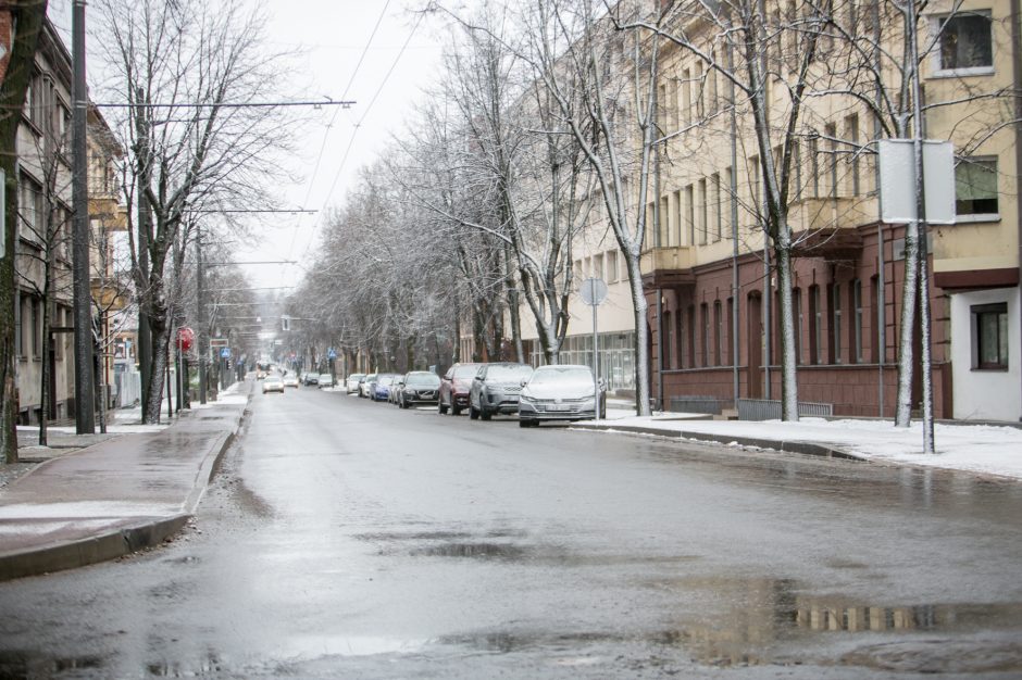 Sekmadienį Kauną nuklojo sniegas