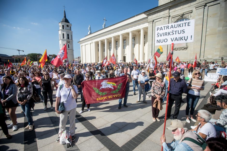 Vilniuje – tūkstantinis protestas: su plakatais „Ne gyvulių pasui“ ir „Dž. Sorošą lauk iš Lietuvos“