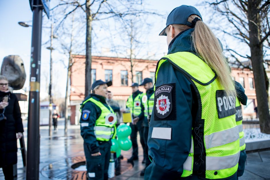 Saugaus eismo dieną  – inscenizuota avarija ir greičio matuoklis, nukreiptas į dviratininkus