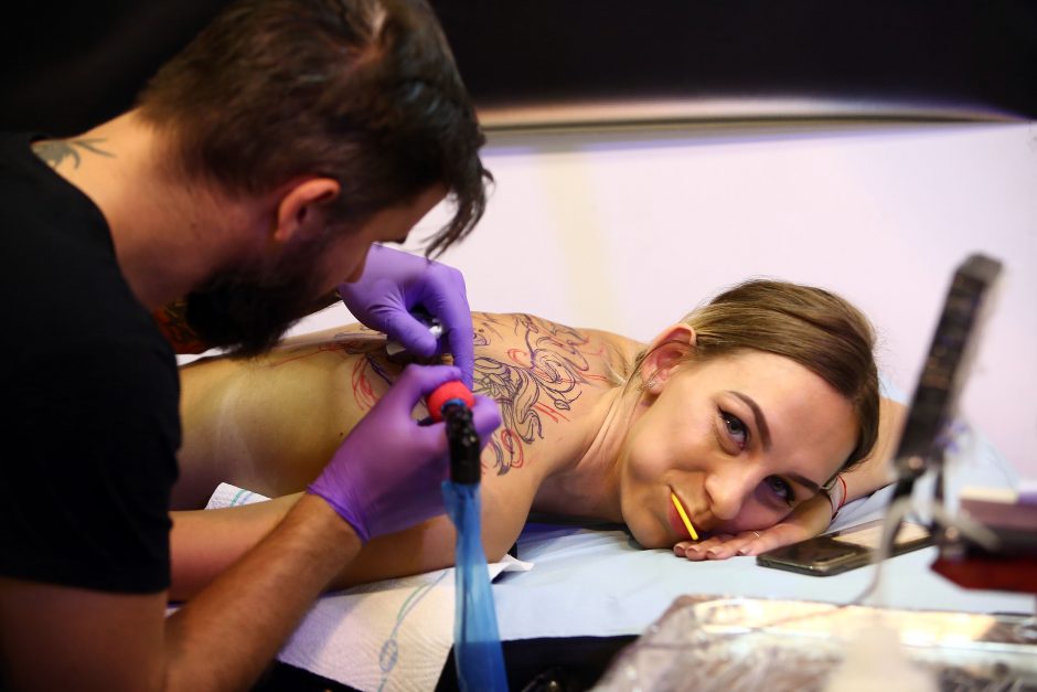 Kauną užplūdo tatuiruočių meistrai