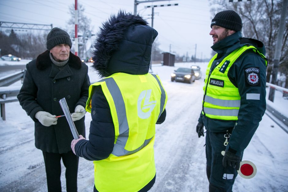 „Lietuvos geležinkeliai“ su policija vykdė saugaus eismo pervažose akciją