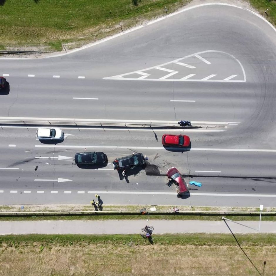 Per trijų automobilių avariją Vilniuje žuvo žmogus