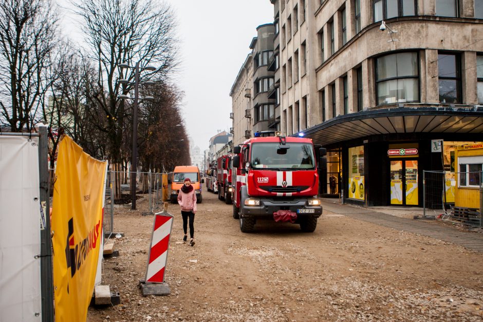 Tikrinti mįslingo kvapo į Laisvės alėją skubėjo nemažos ugniagesių pajėgos