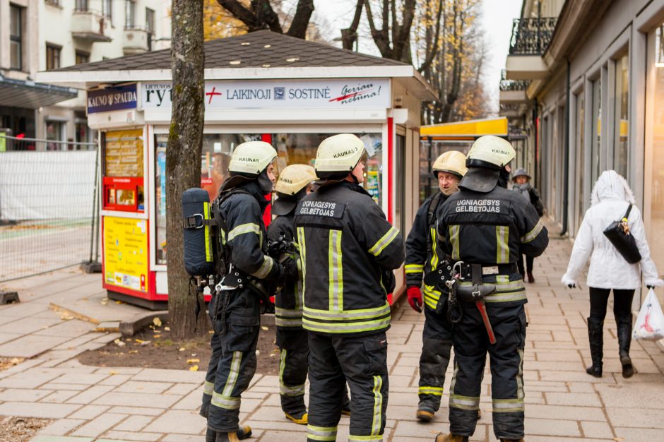 Tikrinti mįslingo kvapo į Laisvės alėją skubėjo nemažos ugniagesių pajėgos