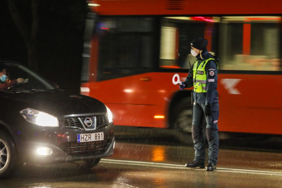 Policija pradėjo masinę judėjimo kontrolę