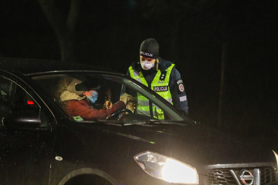 Policija pradėjo masinę judėjimo kontrolę