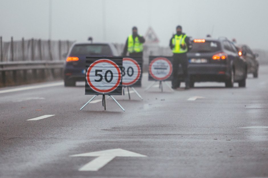 Policija pradėjo masinę judėjimo kontrolę