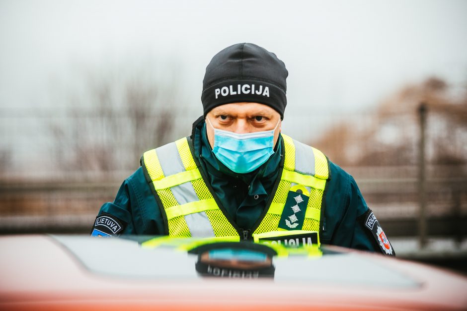 Policija pradėjo masinę judėjimo kontrolę