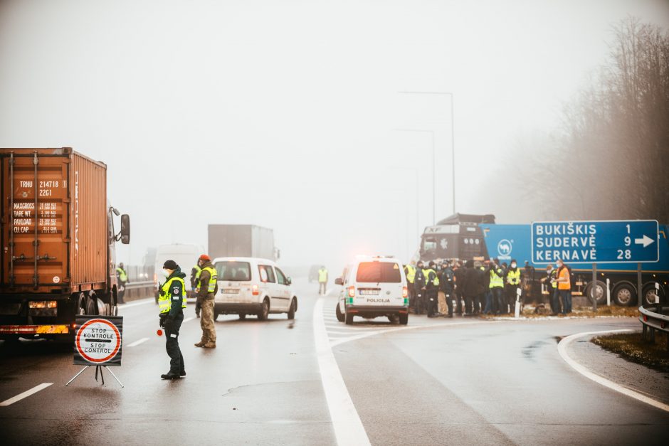 Policija pradėjo masinę judėjimo kontrolę