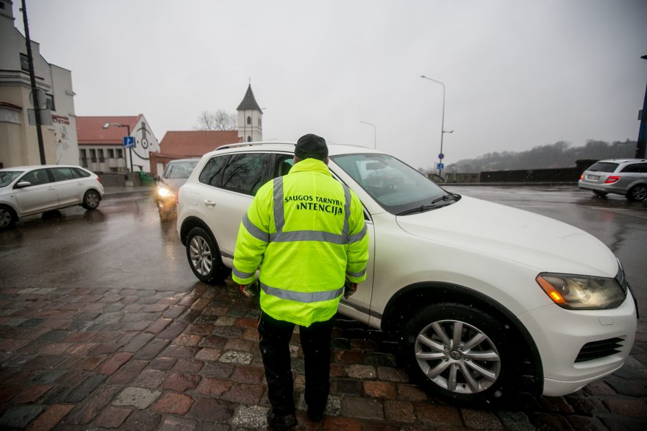 Rotušės aikštės prieigas jau juosia tvoros: dėl eglutės įžiebimo ribojamas eismas