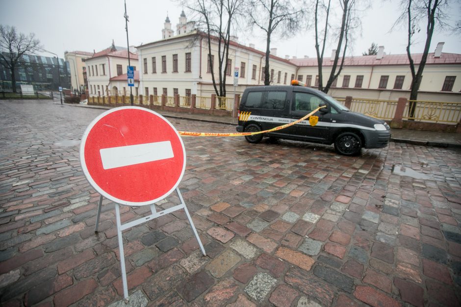 Rotušės aikštės prieigas jau juosia tvoros: dėl eglutės įžiebimo ribojamas eismas