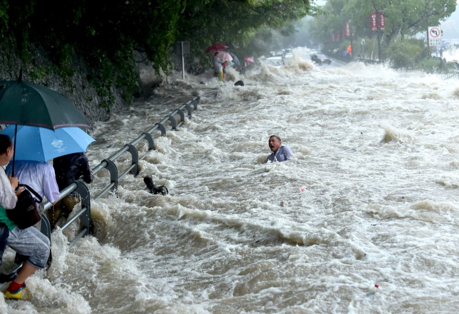 Taivane patvinus upei žuvo keturi turistai