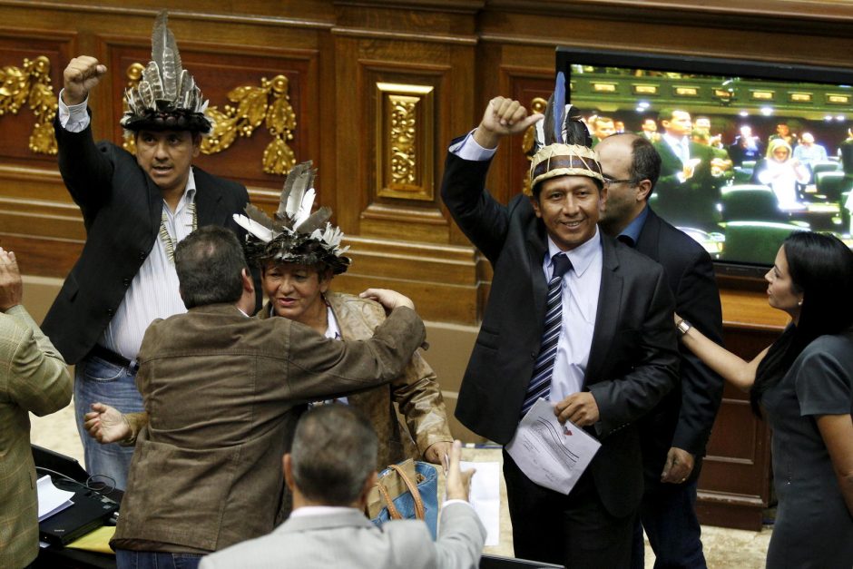 Venesuelos opozicija prisaikdino tris antivyriausybinių pažiūrų deputatus