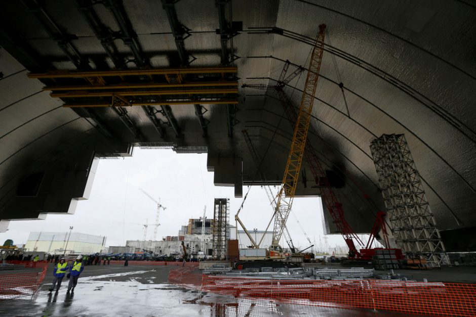 Ant sprogusio Černobylio reaktoriaus pradėtas stumti milžiniškas gaubtas