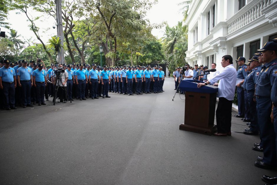 Filipinų lyderis koneveikė 228 policijos pareigūnus