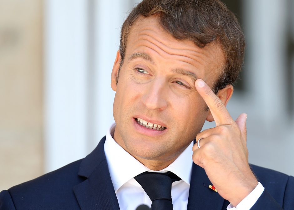 Makiažo sąskaita verčia Prancūzijos prezidentą raudonuoti