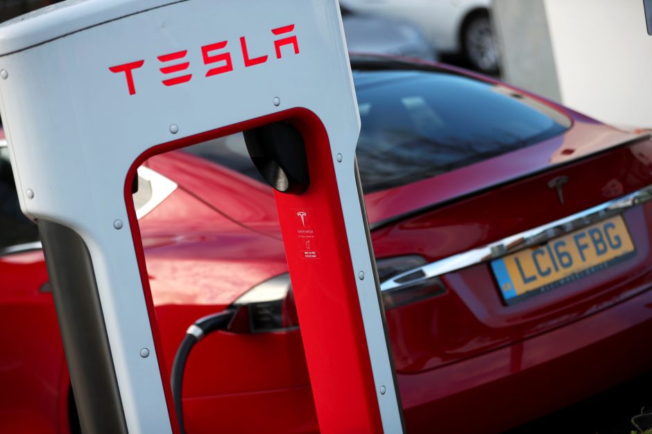 Vis daugiau lietuvių į gatves išrieda „Tesla“ automobiliais