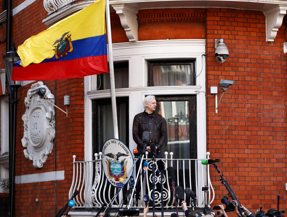 Ekvadoro prezidentas: J. Assange'as turėtų palikti šalies ambasadą Londone