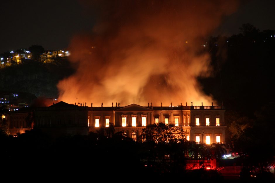 Brazilijos nacionaliniame muziejuje kilo didelis gaisras: išgelbėta dalis eksponatų