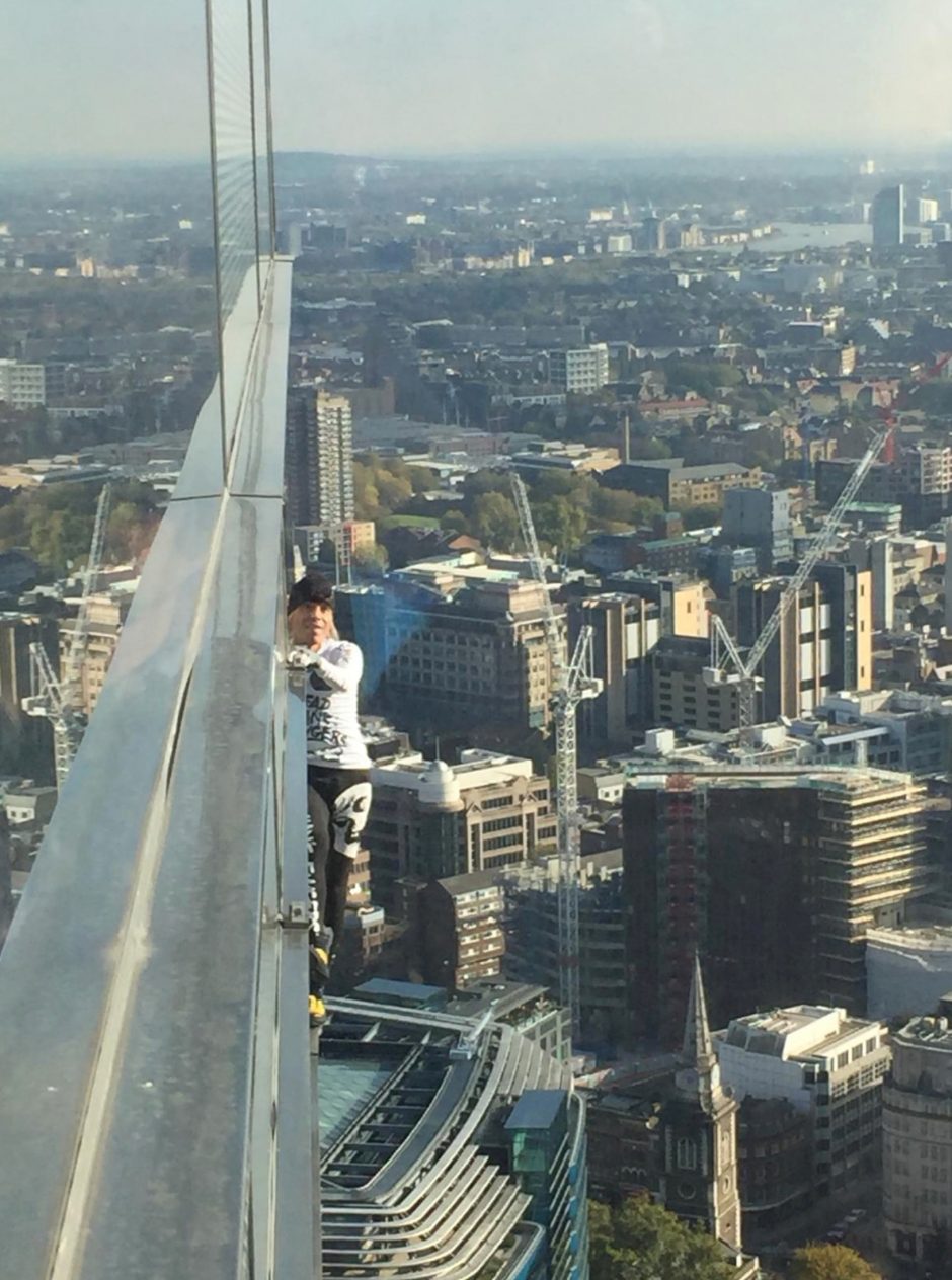 „Žmogaus voro“ kopimas į dangoraižį paralyžiavo Londono Sitį