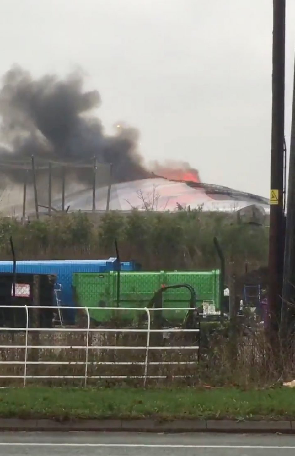 Britanijoje per gaisrą zoologijos sode evakuoti lankytojai