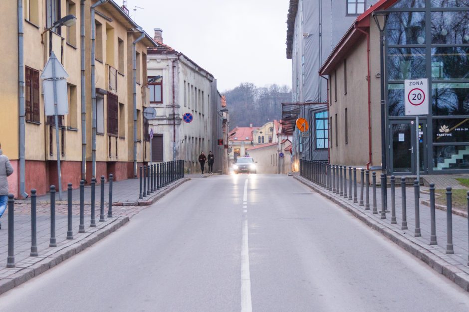 Kauniečiai: vienoje Senamiesčio gatvėje vairuotojai lekia kaip autostradoje